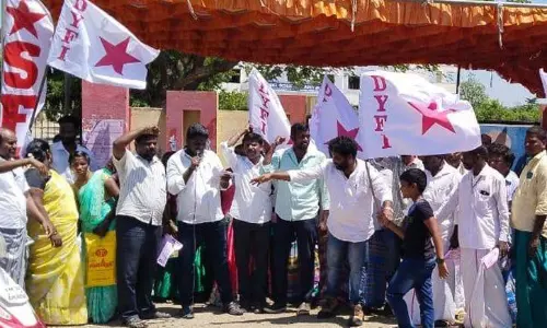 திருக்கோவிலூர் அருகேஇந்திய ஜனநாயக வாலிபர் சங்கத்தினர் ஆர்ப்பாட்டம் திருக்கோவிலூர் அருகேஇந்திய ஜனநாயக வாலிபர் சங்கத்தினர் ஆர்ப்பாட்டம்