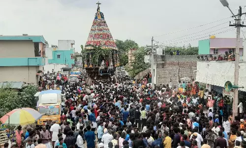 ரிஷிவந்தியம் அர்த்தநாரீஸ்வரர் கோவில் தேரோட்டம்: ஆயிரக்கணக்கான பக்தர்கள் வடம் பிடித்து இழுத்துச் சென்றனர் ரிஷிவந்தியம் அர்த்தநாரீஸ்வரர் கோவில் தேரோட்டம்: ஆயிரக்கணக்கான பக்தர்கள் வடம் பிடித்து இழுத்துச் சென்றனர்