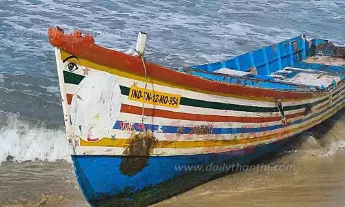 கரை ஒதுங்கிய 2 தூத்துக்குடி படகுகள்