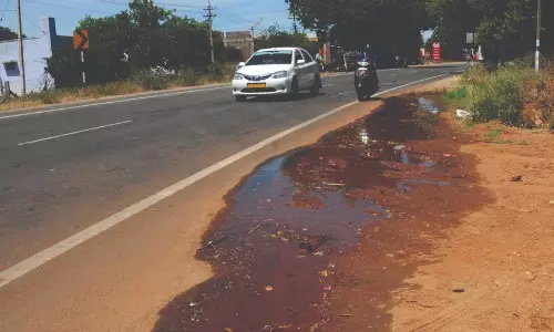 குழாய் உடைப்பால் வெளியேறும் குடிநீர் தேங்கி கொசு உற்பத்தியாகும் நிலை
