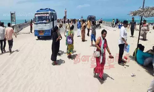 தனுஷ்கோடி அரிச்சல்முனை சாலையை மணல் மூடியது