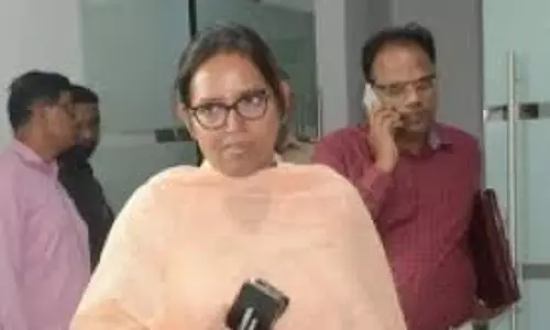 மெட்ரோ ரெயில் நிலையம் அருகே மண் சரிவு - விசாரணை நடத்த வர்ஷா கெய்க்வாட் வலியுறுத்தல் மெட்ரோ ரெயில் நிலையம் அருகே மண் சரிவு - விசாரணை நடத்த வர்ஷா கெய்க்வாட் வலியுறுத்தல்