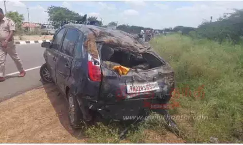 மானாமதுரை அருகே  கார் கவிழ்ந்து பெண் பலி; 4 பேர் படுகாயம்