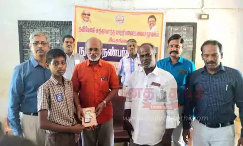 பள்ளிக்கூடத்திற்கு சென்று மாணவர்களுக்கு புத்தகம் வழங்கும் திட்டம்