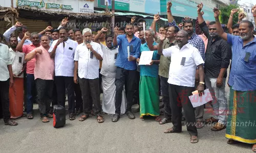 போலீசாரை கண்டித்து பெரம்பலூரில் நகைக்கடைகள் அடைப்பு