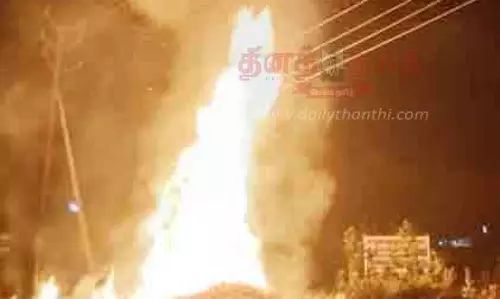 விவசாய கழிவுகளை தீவைத்து எரிப்பதால் புகை மூட்டம் விவசாய கழிவுகளை தீவைத்து எரிப்பதால் புகை மூட்டம்