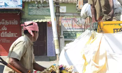 ஈரோட்டில் 8 நாட்களாக நடந்த தூய்மை பணியாளர்களின் வேலைநிறுத்த போராட்டம் வாபஸ் ஈரோட்டில் 8 நாட்களாக நடந்த தூய்மை பணியாளர்களின் வேலைநிறுத்த போராட்டம் வாபஸ்