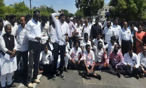 நெல்லையில் வக்கீல்கள் சாலை மறியல் நெல்லையில் வக்கீல்கள் சாலை மறியல்