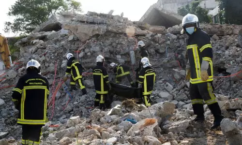 ஐவரி கோஸ்ட்டில் கட்டிடம் இடிந்து 7 பேர் பலி ஐவரி கோஸ்ட்டில் கட்டிடம் இடிந்து 7 பேர் பலி