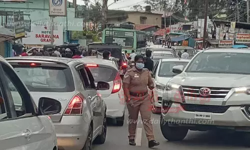 போக்குவரத்து நெரிசலில் சிக்கி சுற்றுலா பயணிகள் தவிப்பு