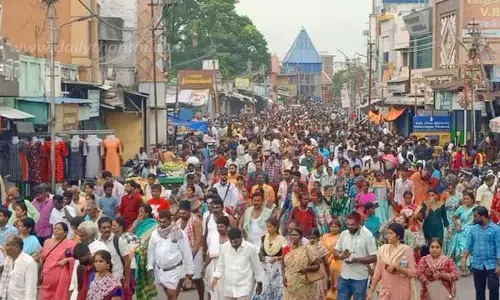 கிரிவலம் செல்லும் பக்தர்கள்