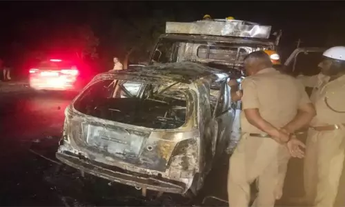 சரக்கு வாகனம் மீது மோதி கார் தீப்பிடித்து  டிரைவர் உடல் கருகி சாவு