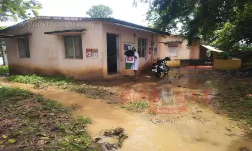 மழைநீர் புகும் கிராம நிர்வாக அலுவலகம்