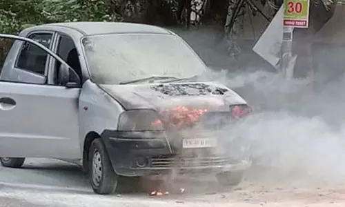 ஓடும் காரில் திடீர் தீ: 2 பேர் தப்பினர்