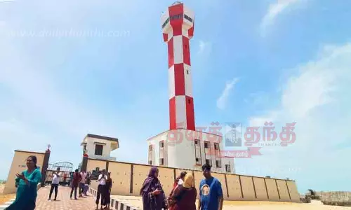 தனுஷ்கோடி கலங்கரை விளக்கத்தில் ஏறிகடல் அழகை ரசித்த சுற்றுலா பயணிகள்