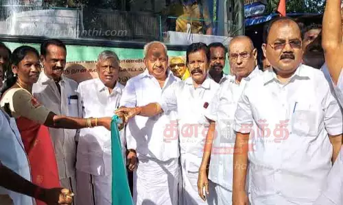 அரசு பள்ளி மாணவர்களை கலைஞர் கோட்டத்திற்கு அழைத்து சென்ற எம்.எல்.ஏ. அரசு பள்ளி மாணவர்களை கலைஞர் கோட்டத்திற்கு அழைத்து சென்ற எம்.எல்.ஏ.