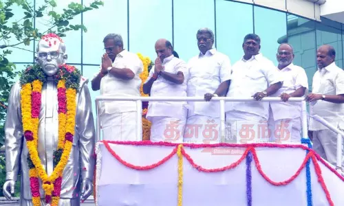 சிலைக்கு மாலை அணிவித்து மரியாதை சிலைக்கு மாலை அணிவித்து மரியாதை