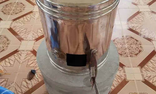 உண்டியலை உடைத்து பணம் திருட்டு உண்டியலை உடைத்து பணம் திருட்டு