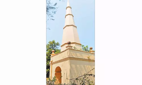 300 ஆண்டுகள் பழமையான பிரிட்டிஷ் காலத்து கல்லறையை இடமாற்றுவது ஏற்புடையது அல்ல தொல்லியல் ஆய்வாளர்கள் கருத்து