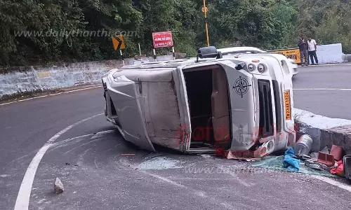 வேன் கவிழ்ந்தது குழந்தைகள் உள்பட 16 பேர் காயம்