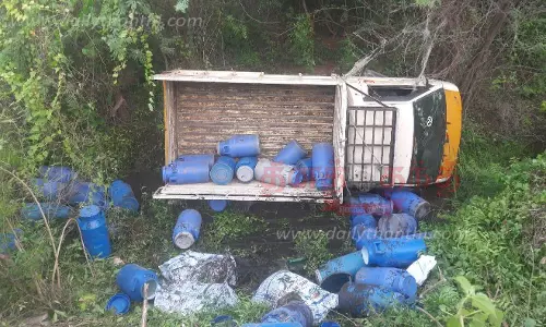 ஆத்தூர் அருகே பால் வேன் கவிழ்ந்து பெண்கள் உள்பட 12 பேர் காயம்