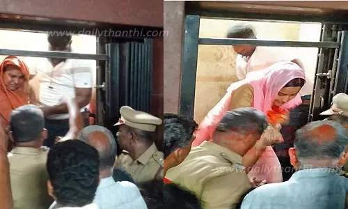 ஓட்டலில் லிப்ட் பழுதானதால் நடுவழியில் குழந்தைகள் உள்பட 7 பேர் பரிதவிப்பு