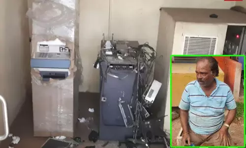 விறகு வெட்டும் கோடாரியால் ஏடிஎம் இயந்திரத்தை அடித்து நொறுக்கிய நபர் - வேலூரில் பரபரப்பு