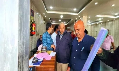 ஊட்டியில் சுகாதாரமற்ற முறையில் இயங்கிய ஓட்டலுக்கு அபராதம் ஊட்டியில் சுகாதாரமற்ற முறையில் இயங்கிய ஓட்டலுக்கு அபராதம்