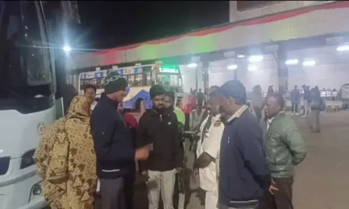 பயணிகளுக்கு பிளாஸ்டிக் பாட்டிலில் குடிநீர் வினியோகம் : கர்நாடக அரசு பஸ்சுக்கு ரூ.10 ஆயிரம் அபராதம் பயணிகளுக்கு பிளாஸ்டிக் பாட்டிலில் குடிநீர் வினியோகம் : கர்நாடக அரசு பஸ்சுக்கு ரூ.10 ஆயிரம் அபராதம்