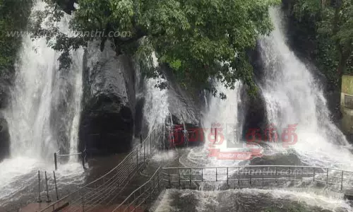 குற்றாலம் அருவிகளில் குளிக்க தடை; சுற்றுலா பயணிகள் ஏமாற்றம் குற்றாலம் அருவிகளில் குளிக்க தடை; சுற்றுலா பயணிகள் ஏமாற்றம்