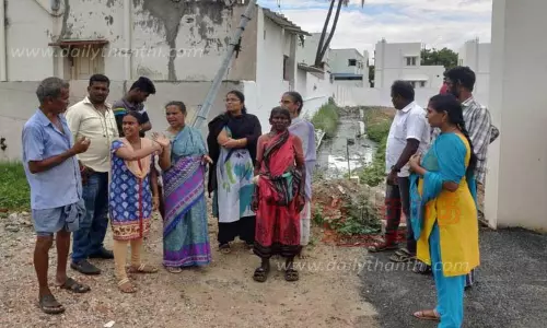 அ.தி.மு.க. கவுன்சிலரை முற்றுகையிட்ட பொதுமக்கள்