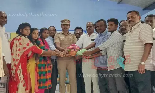 முதலாமாண்டு மாணவர்களுக்கு பூங்கொத்து கொடுத்து வரவேற்பு