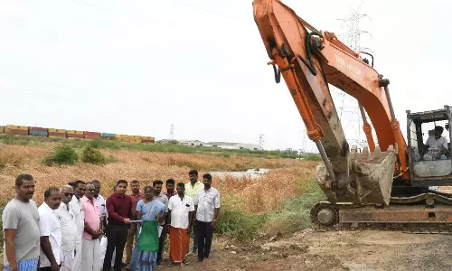 தூத்துக்குடியில், வெள்ளப்பாதிப்பை தடுக்க உப்பாற்று ஓடை சீரமைப்பு பணி தொடக்கம்