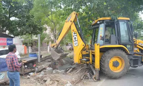 சாலையோர ஆக்கிரமிப்புகள் அகற்றம்