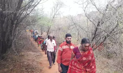 தோரணமலையில் பக்தர்கள் கிரிவலம்