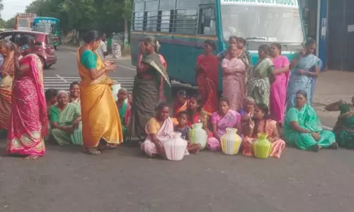 காலிக்குடங்களுடன் பொதுமக்கள் மறியல்