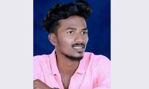 பஸ்- மோட்டார் சைக்கிள் மோதல்; 2 நண்பர்கள் பலி