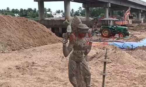 வைகை ஆற்றில் புதைந்து கிடந்த அம்மன் சிலை, குத்துவிளக்கு மீட்பு வைகை ஆற்றில் புதைந்து கிடந்த அம்மன் சிலை, குத்துவிளக்கு மீட்பு