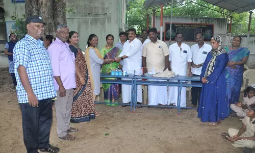 10, 12-ம் வகுப்பு பொதுத் தேர்வில் முதலிடம் பிடித்த மாணவிகளுக்கு பரிசு