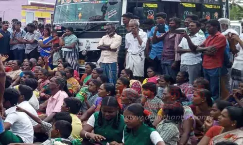 பஸ்கள் நின்று செல்லக்கோரி பொதுமக்கள் திடீர் சாலை மறியல்