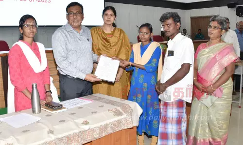 சாலை விபத்தில் பெற்றோரை இழந்த மாற்றுத்திறனாளி மாணவிக்கு பசுமை வீடு - கலெக்டர் கார்மேகம் ஆணை