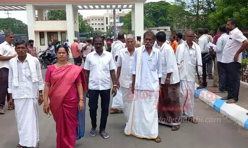 சேலம் கலெக்டர் அலுவலகத்தில் நடந்த குறைதீர்க்கும் கூட்டத்தில்சாலை வசதி கேட்டு பழங்குடியின மக்கள் மனு