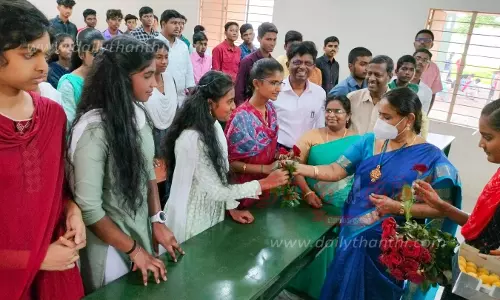 அரசு கலைக்கல்லூரிகளில் முதலாமாண்டு வகுப்புகள் தொடங்கின மாணவிகளுக்கு ரோஜா பூ கொடுத்து வரவேற்பு