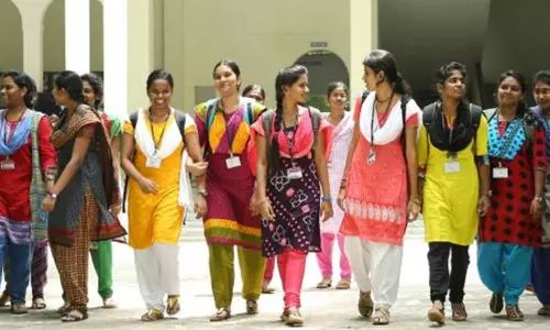 முதலாம் ஆண்டு வகுப்புகள் தொடக்கம்: கலை-அறிவியல் கல்லூரிகளுக்கு ஆர்வமுடன் வந்த மாணவ-மாணவிகள் முதலாம் ஆண்டு வகுப்புகள் தொடக்கம்: கலை-அறிவியல் கல்லூரிகளுக்கு ஆர்வமுடன் வந்த மாணவ-மாணவிகள்