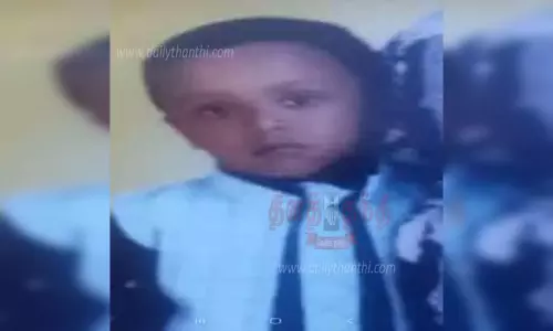 கார் மீது லாரி மோதி சிறுவன் பலி