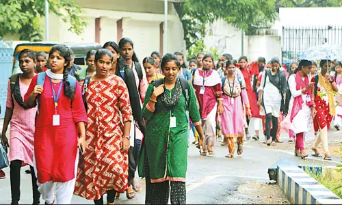 முதலாம் ஆண்டு வகுப்புகள் தொடக்கம்: கலை-அறிவியல் கல்லூரிகளுக்கு ஆர்வமுடன் வந்த மாணவ-மாணவிகள்