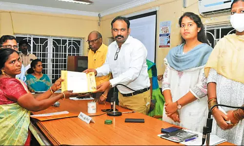 திருவள்ளூரில் கலெக்டர் தலைமையில் மக்கள் குறைதீர்க்கும் நாள் கூட்டம்பொதுமக்களிடம் 301 மனுக்கள் பெறப்பட்டது.