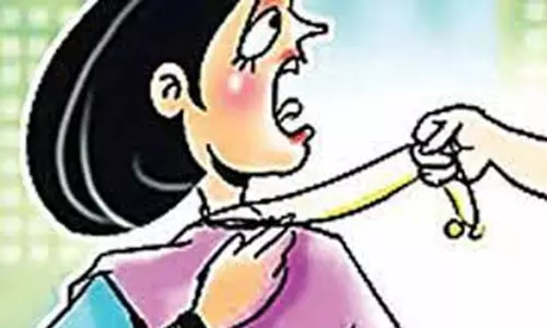 சாலையில் நடந்து சென்ற பெண்ணிடம் 3 பவுன் தங்க சங்கிலி பறிப்பு சாலையில் நடந்து சென்ற பெண்ணிடம் 3 பவுன் தங்க சங்கிலி பறிப்பு