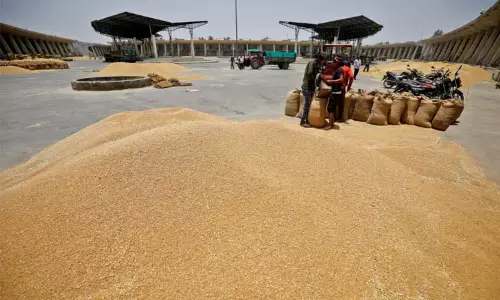 ஆப்கானிஸ்தானில் உணவு நெருக்கடி: 10 ஆயிரம் டன் கோதுமை வழங்கி இந்தியா உதவி ஆப்கானிஸ்தானில் உணவு நெருக்கடி: 10 ஆயிரம் டன் கோதுமை வழங்கி இந்தியா உதவி