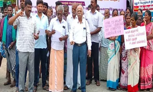 விளாத்திகுளம் அருகே நூலக வாசகர் வட்டத்தினர் ஆர்ப்பாட்டம்